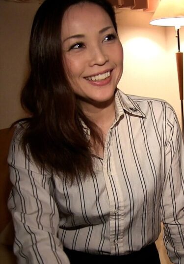 好奇心旺盛遅咲き美熟女がAV出演！清楚な美人熟女がカメラの前で本能丸出しで痴態を晒しイキ果てる！ーお得に購入はコチラ！